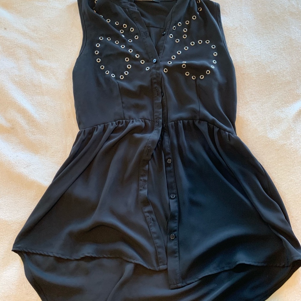 Front button high low sleeveless top.